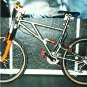 titanium full suspention bike foto